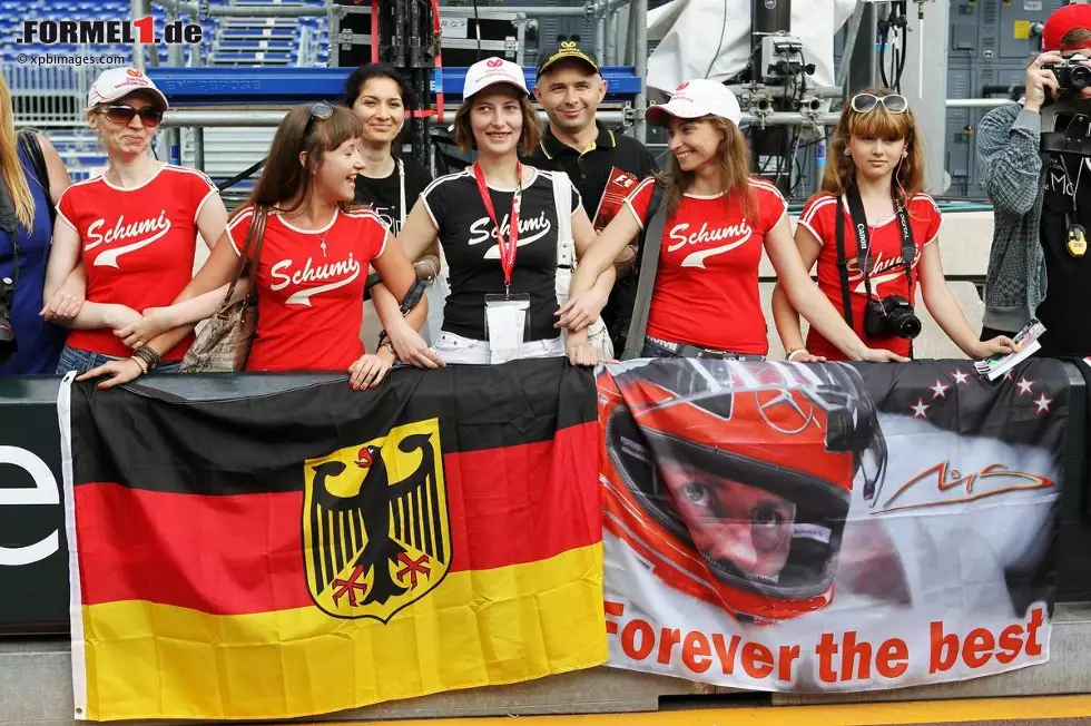 Foto zur News: Fans von Michael Schumacher (Mercedes)