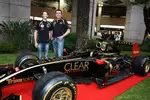 Foto zur News: Romain Grosjean (Lotus) und Eric Boullier (Lotus-Teamchef) bei der Eröffnung des Lotus-Shops in Monte Carlo