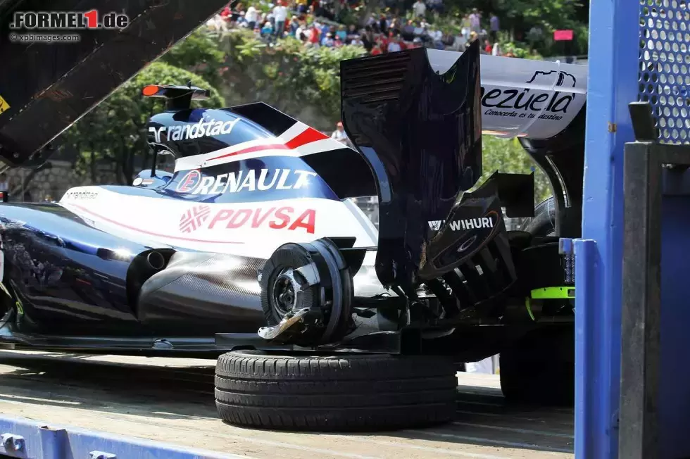 Foto zur News: Pastor Maldonado (Williams) gab seinem Team vor dem Qualifying noch etwas Arbeit mit...