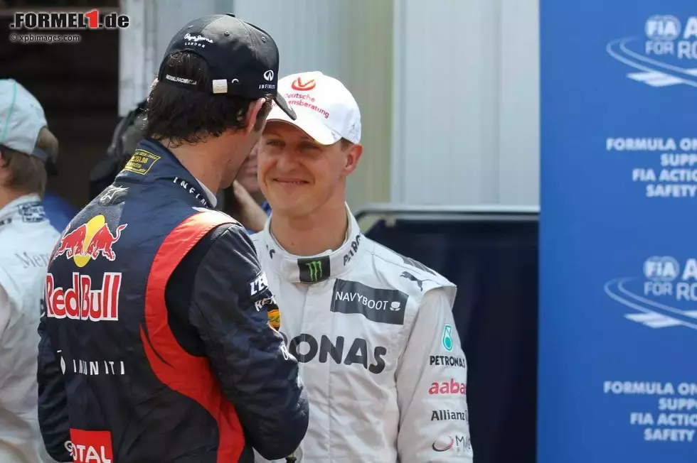 Foto zur News: Mark Webber (Red Bull) und Michael Schumacher (Mercedes)