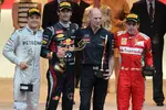 Foto zur News: Nico Rosberg (Mercedes), Mark Webber (Red Bull), Adrian Newey (Technischer Direktor, Red Bull) und Fernando Alonso (Ferrari)