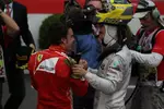 Foto zur News: Fernando Alonso (Ferrari) und Nico Rosberg (Mercedes)