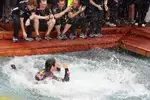 Foto zur News: Das hat schon Tradition: Mark Webber (Red Bull) springt nach seinem Sieg in Monaco in den Pool!