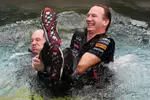 Foto zur News: Christian Horner (Red-Bull-Teamchef) und Adrian Newey (Technischer Direktor, Red Bull) feiern im Swimmingpool den Sieg von Mark Webber