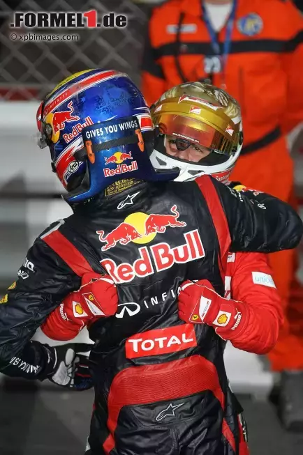 Foto zur News: Mark Webber (Red Bull) und Fernando Alonso (Ferrari)