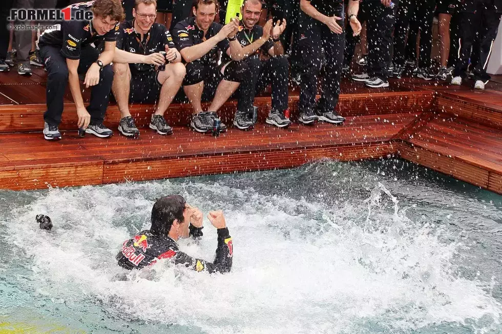 Foto zur News: Das hat schon Tradition: Mark Webber (Red Bull) springt nach seinem Sieg in Monaco in den Pool!