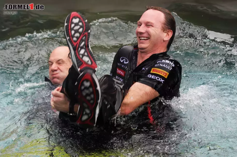 Foto zur News: Christian Horner (Red-Bull-Teamchef) und Adrian Newey (Technischer Direktor, Red Bull) feiern im Swimmingpool den Sieg von Mark Webber