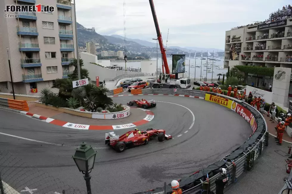 Foto zur News: Fernando Alonso vor Felipe Massa (Ferrari)