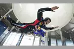 Foto zur News: PR-Stunt für Infiniti: Mark Webber (Red Bull) zuerst beim Trockenüben für einen Fallschirmsprung