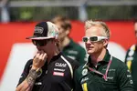 Foto zur News: Finnen unter sich: Heikki Kovalainen (Caterham) und Kimi Räikkönen (Lotus)