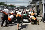 Foto zur News: Boxenstopp-Übungen bei Force India