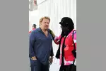 Foto zur News: Lotus-Manager Gino Rosato mit dem legendären Fan Moko