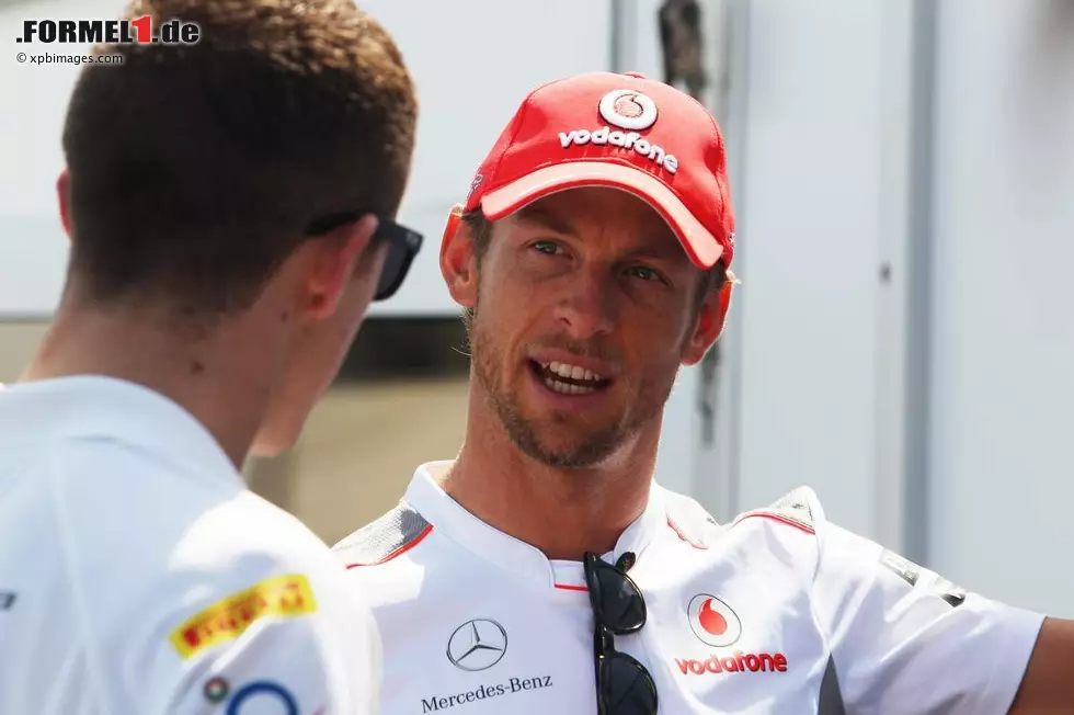 Foto zur News: Paul di Resta (Force India) und Jenson Button (McLaren)