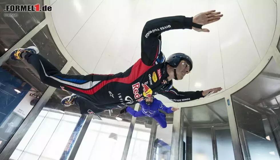 Foto zur News: PR-Stunt für Infiniti: Mark Webber (Red Bull) zuerst beim Trockenüben für einen Fallschirmsprung