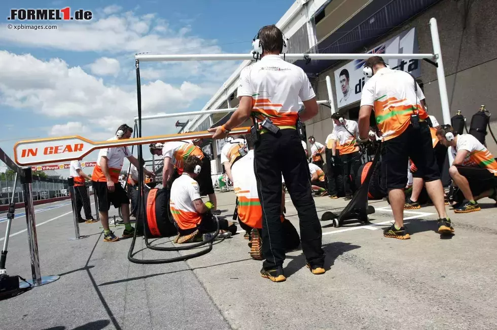 Foto zur News: Boxenstopp-Übungen bei Force India