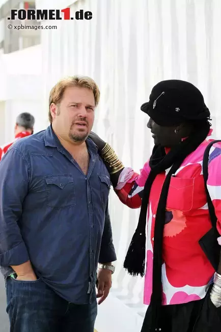 Foto zur News: Lotus-Manager Gino Rosato mit dem legendären Fan Moko