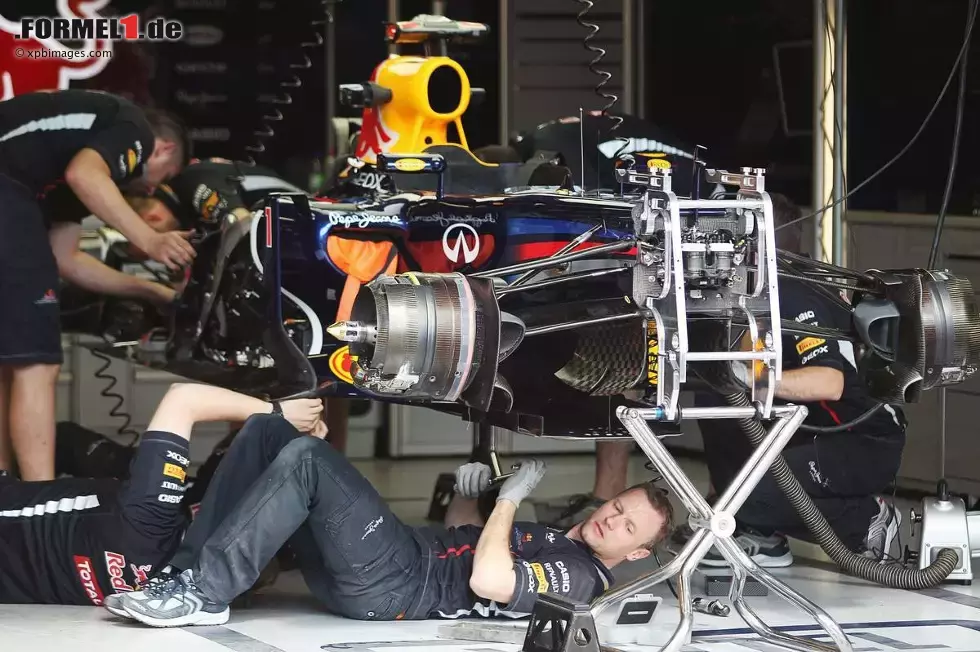 Foto zur News: Arbeiten am Wagen von Sebastian Vettel (Red Bull)