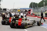 Foto zur News: Paarlaufen bei Lotus: Romain Grosjean (Lotus) und Kimi Räikkönen (Lotus) in der Boxengasse.