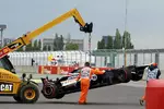 Foto zur News: Das Auto von Bruno Senna (Williams) nach dem Mauereinschlag am Haken.