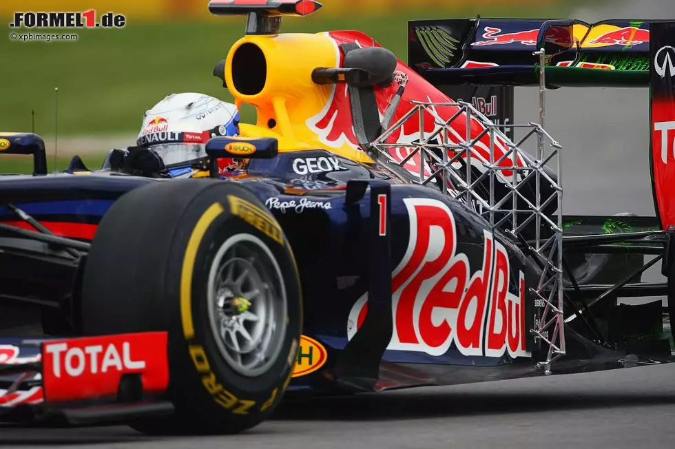 Foto zur News: Testtag Freitag: Sebastian Vettel (Red Bull) mit jeder Menge Sensoren am RB8 unterwegs.