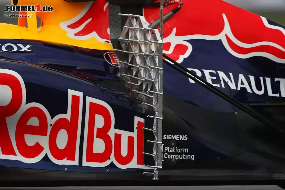 Foto zur News: Sebastian Vettel (Red Bull) mit Sensoren am RB8