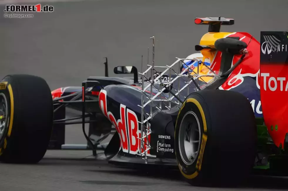 Foto zur News: Sebastian Vettel (Red Bull) mit Sensoren am RB8