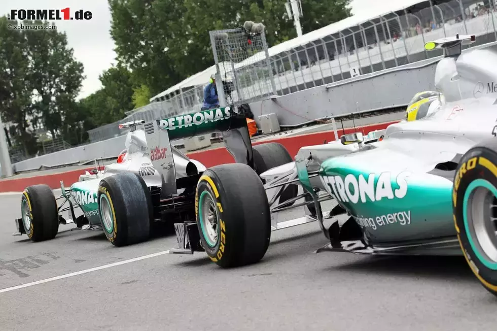 Foto zur News: Der Freitag beginnt auf der Strecke: Michael Schumacher (Mercedes) und Nico Rosberg (Mercedes) gehen raus