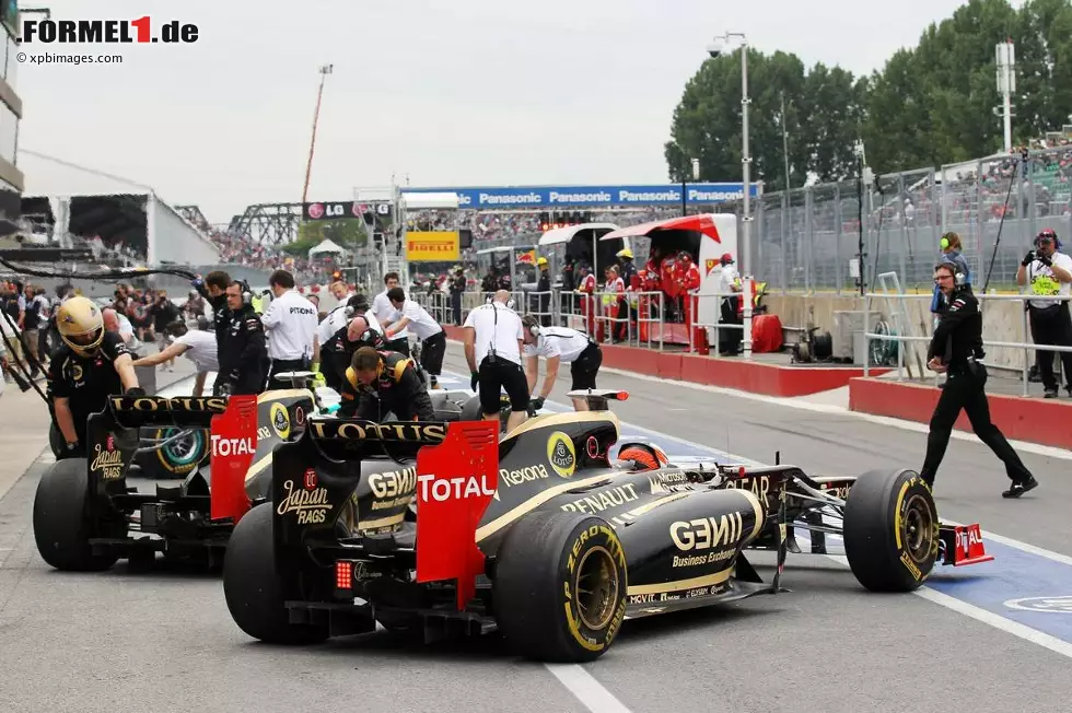 Foto zur News: Paarlaufen bei Lotus: Romain Grosjean (Lotus) und Kimi Räikkönen (Lotus) in der Boxengasse.