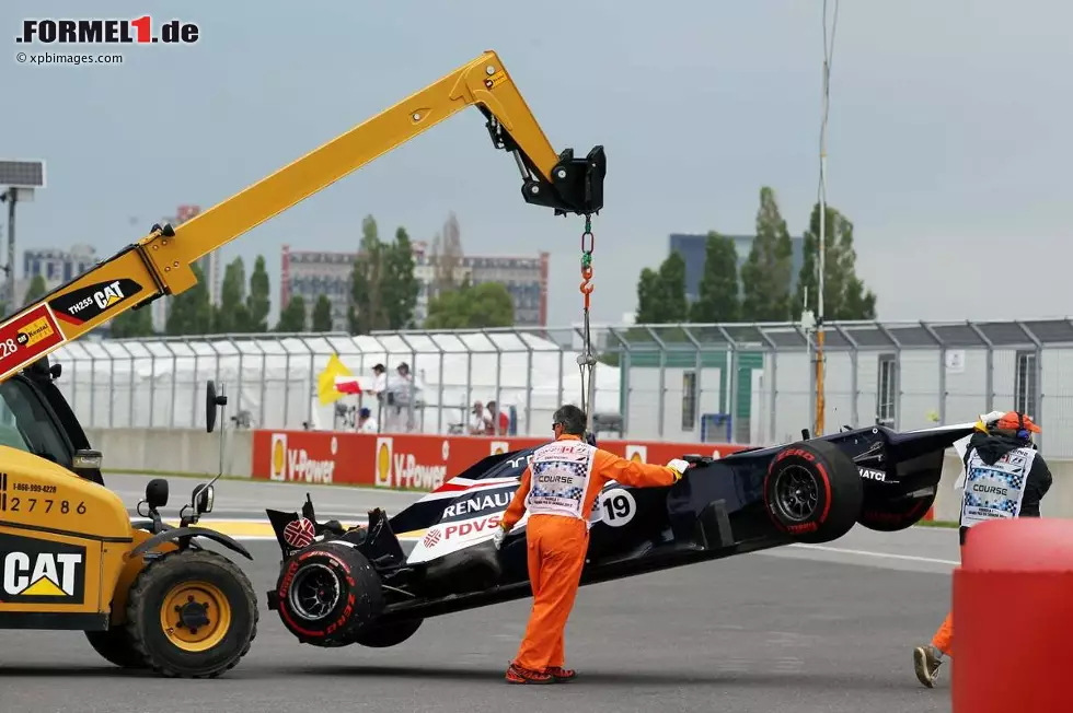 Foto zur News: Das Auto von Bruno Senna (Williams) nach dem Mauereinschlag am Haken.