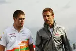 Foto zur News: Paul di Resta (Force India) und Jenson Button (McLaren)