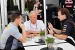 Foto zur News: Paul Hembery (Pirelli-Motorsportchef), Helmut Marko (Red-Bull-Motorsportchef) und Christian Horner (Red-Bull-Teamchef)