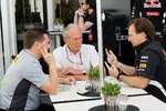 Foto zur News: Paul Hembery (Pirelli-Motorsportchef), Helmut Marko (Red-Bull-Motorsportchef) und Christian Horner (Red-Bull-Teamchef)