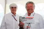 Foto zur News: Vorverkaufs-Start für den Circuit of The Americas in Austin: US-Grand-Prix-Botschafter Mario Andretti übergibt symbolisch die erste Eintrittskarte für den 18. November an Bernie Ecclestone (Formel-1-Chef)