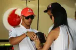 Foto zur News: Lewis Hamilton (McLaren) erklärt Nicole Scherzinger, wie Sie ihn während des Rennens am besten fotografieren kann