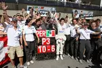 Foto zur News: Kamui Kobayashi (Sauber), Sergio Perez (Sauber) und Peter Sauber (Teamchef)