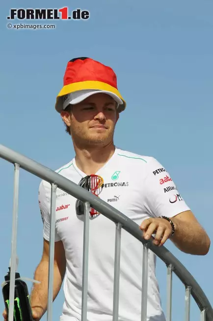 Foto zur News: Nico Rosberg (Mercedes) fieberte mit der deutschen Nationalmannschaft, die den EM-Auftakt gegen Portugal mit 1:0 gewann