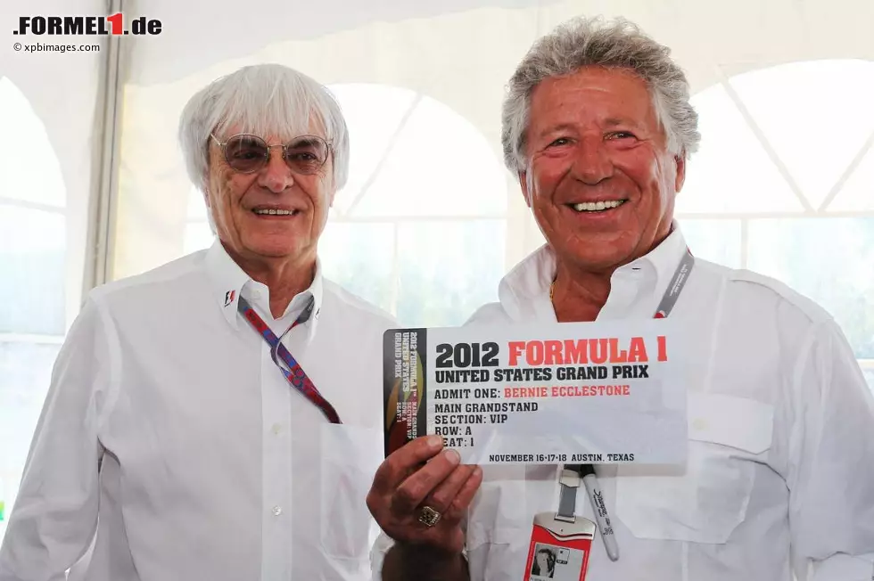 Foto zur News: Vorverkaufs-Start für den Circuit of The Americas in Austin: US-Grand-Prix-Botschafter Mario Andretti übergibt symbolisch die erste Eintrittskarte für den 18. November an Bernie Ecclestone (Formel-1-Chef)