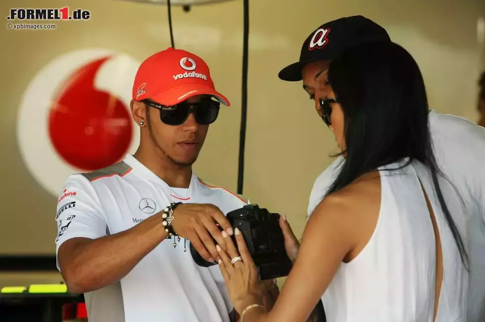 Foto zur News: Lewis Hamilton (McLaren) erklärt Nicole Scherzinger, wie Sie ihn während des Rennens am besten fotografieren kann