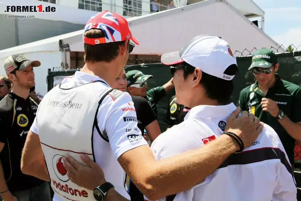 Foto zur News: Jenson Button (McLaren) und Sergio Perez (Sauber)