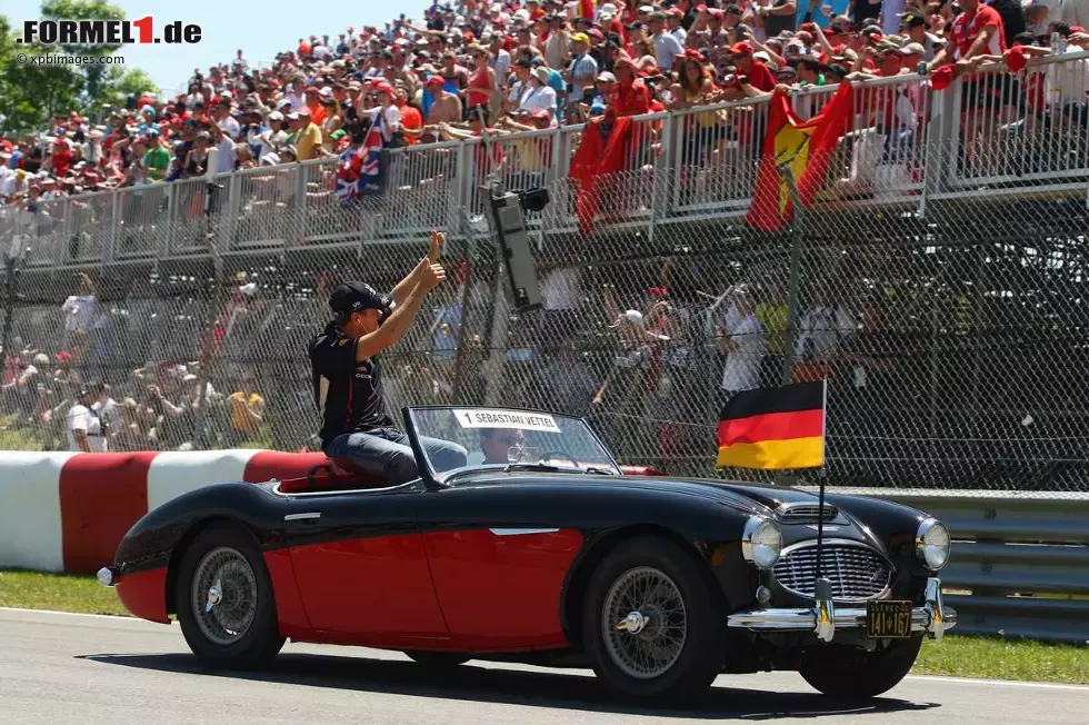 Foto zur News: Sebastian Vettel (Red Bull) bei der Paraderunde vor dem Rennen in Montreal.