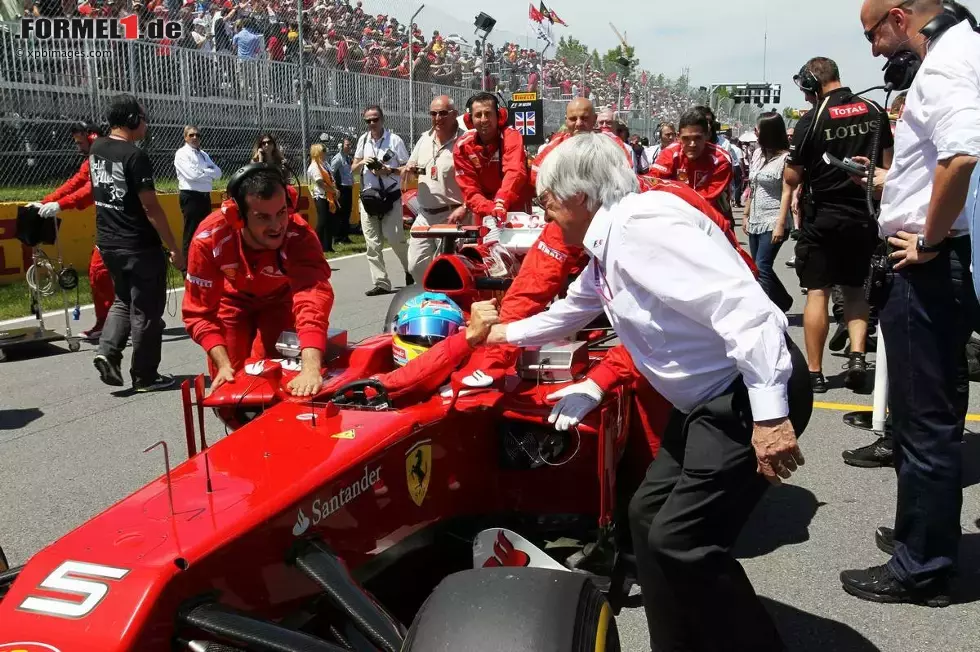 Foto zur News: Fernando Alonso (Ferrari) und Bernie Ecclestone (Formel-1-Chef)