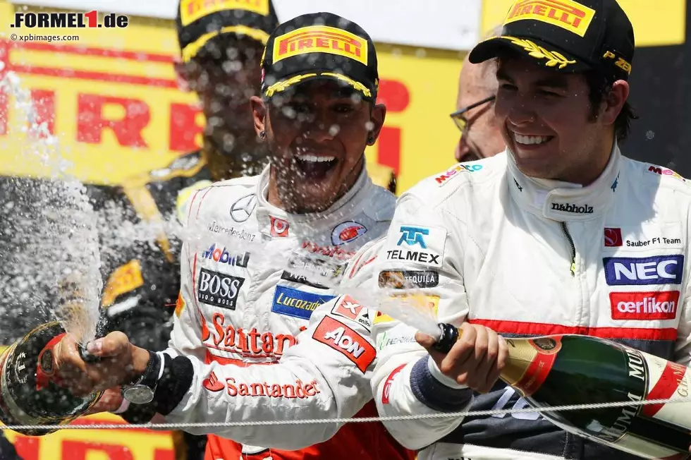 Foto zur News: Lewis Hamilton (McLaren) und Sergio Perez (Sauber)