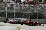 Gallerie: Fernando Alonso (Ferrari) und Lewis Hamilton (McLaren), der seine entscheidende Attacke vorbereitet