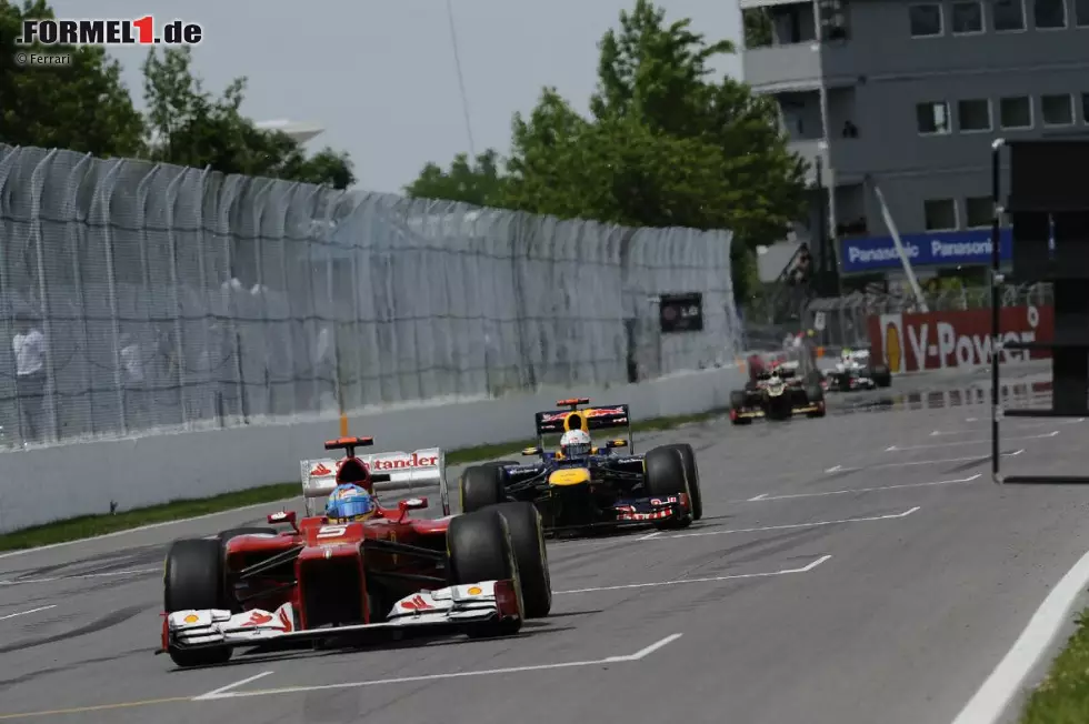 Foto zur News: Fernando Alonso (Ferrari) vor Sebastian Vettel (Red Bull)