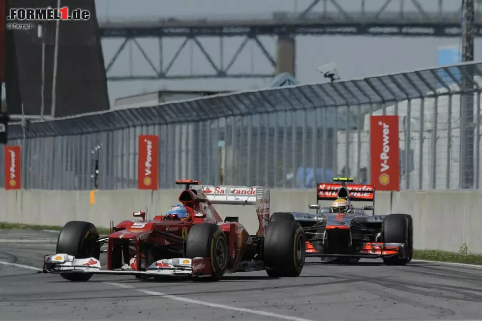 Foto zur News: Fernando Alonso (Ferrari) vor Lewis Hamilton (McLaren)