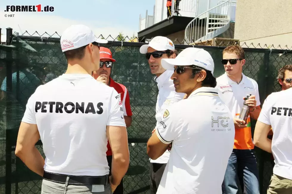 Foto zur News: Narain Karthikeyan (HRT) und Pedro de la Rosa (HRT) im Gespräch mit anderen Fahrern