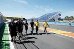 Foto zur News: Romain Grosjean (Lotus) beim Trackwalk in Valencia