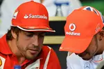 Foto zur News: Fernando Alonso (Ferrari) und Lewis Hamilton (McLaren)