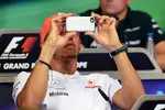 Foto zur News: Lewis Hamilton (McLaren) nimmt während der Pressekonferenz Fotos für seinen Twitter-Account auf