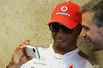 Foto zur News: Lewis Hamilton (McLaren) zeigt Pressesprecher Steve Cooper seine neuesten Handyfotos